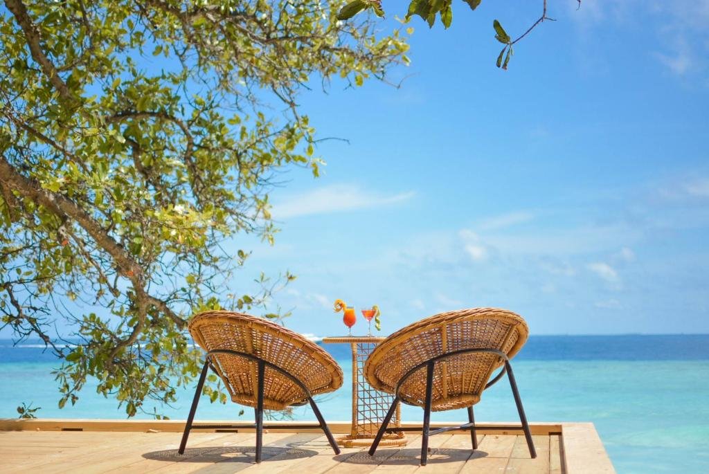 beach at Malahini Kuda Bandos Maldives island resort – limited-time Black Friday Maldives vacation dea