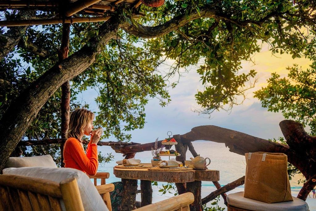 Beachfront dining setup at Malahini Kuda Bandos Maldives restaurant